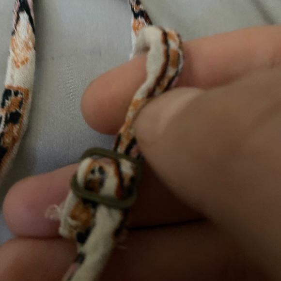 Size M romper, elastic waist , adjust spaghetti string straps. - Picture 6 of 10